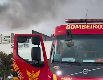 Carro pega fogo nesta manhã em Maceió