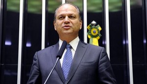 Líder do governo cita número de mortes e diz que situação do país 'é até confortável'