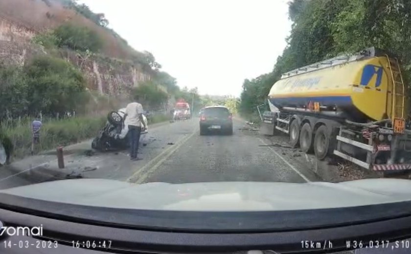 Carro capota após colidir com caminhão e motorista morre em Jequiá da Praia