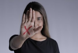 Mulher denuncia filho à polícia por agressão e tentativa de abuso sexual