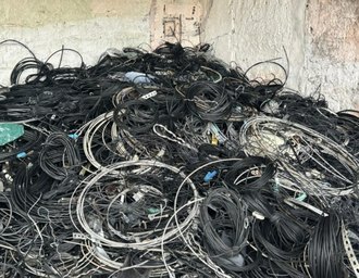 Mais de 100 toneladas de fios obsoletos são retirados dos postes da capital