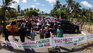 População de Piaçabuçu fecha rodovia AL-101 em protesto contra a 'água salgada'