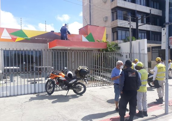 Morador de rua tenta roubar fiação de imóvel e morre eletrocutado na Pajuçara