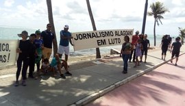 Trabalhadores demitidos da Gazeta de Alagoas protestam em frente à casa de Collor