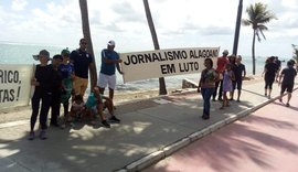 Trabalhadores demitidos da Gazeta de Alagoas protestam em frente à casa de Collor