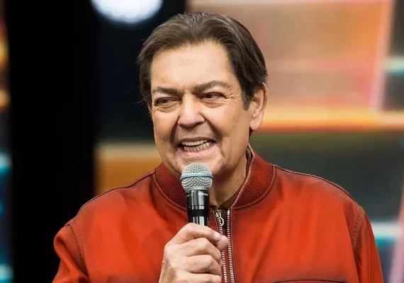 Faustão aparece em pé ao lado dos pets em vídeo raro nas redes