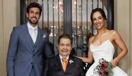 Faustão usa cadeira de rodas para levar filha Lara ao altar; veja vídeo