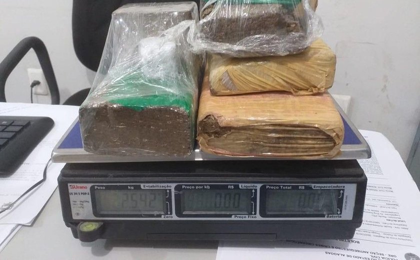 Polícia prende suspeitos de tráfico de drogas com 2,5 kg de maconha em Maceió