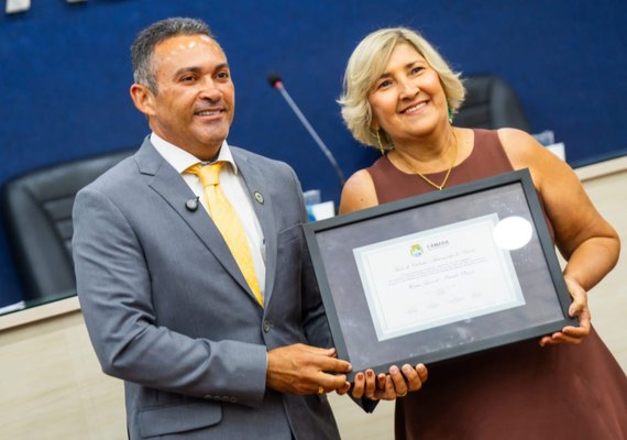 Câmara concede Título de Cidadã Benemérita à professora Tânia Almeida, subsecretária da Semed