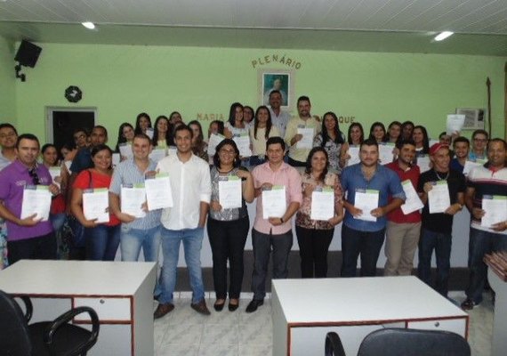 Prefeito Marlan Ferreira dá posse a 40 novos servidores