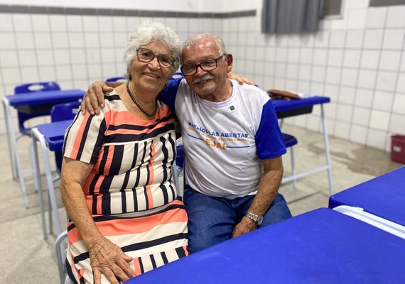 Com 80 e 81 anos, casal volta a estudar após mais de 60 anos fora da sala de aula