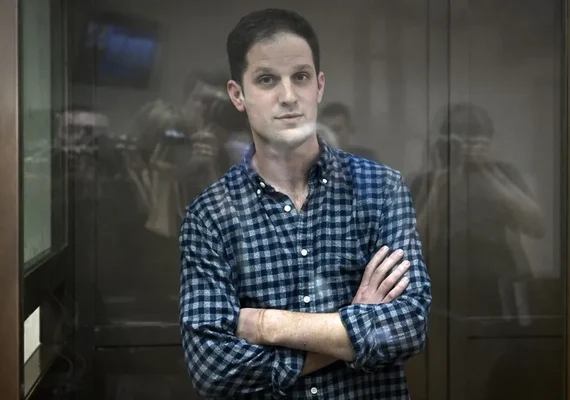 Rússia liberta repórter dos EUA na maior troca de priosineiros com Washington desde a Guerra Fria