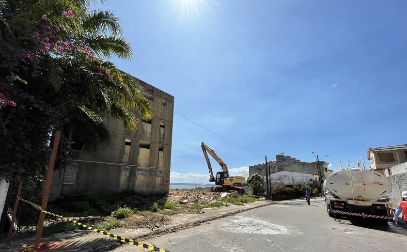 Demolição de prédio no Pinheiro gera interdição na Rua José da Silveira Camerino