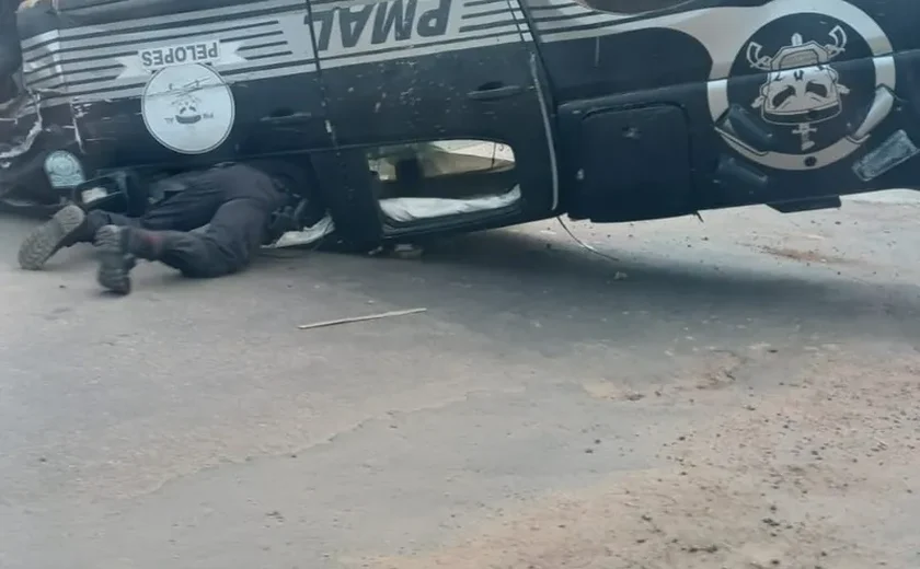 Viatura do Pelopes  capota após colidir em carro com reboque na AL-115