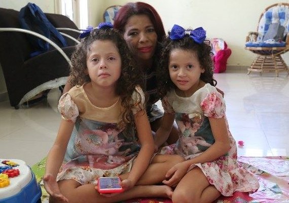 Mãe de gêmeas com autismo dá lição de vida em Arapiraca