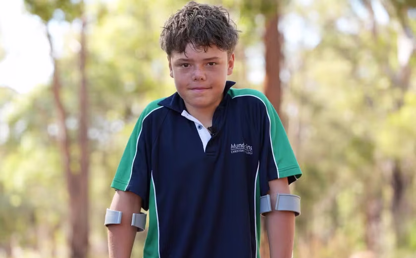 Jovem de 13 anos vira herói após nadar por horas para salvar a família