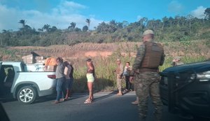 Bope intercepta veículo na BR-101, prende dois homens e apreende armas e drogas em São Miguel dos Campos