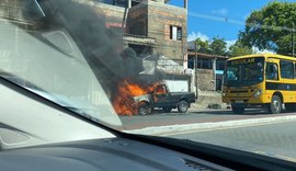 Carro equipado com sistema de GNV pega fogo no bairro Guaxuma