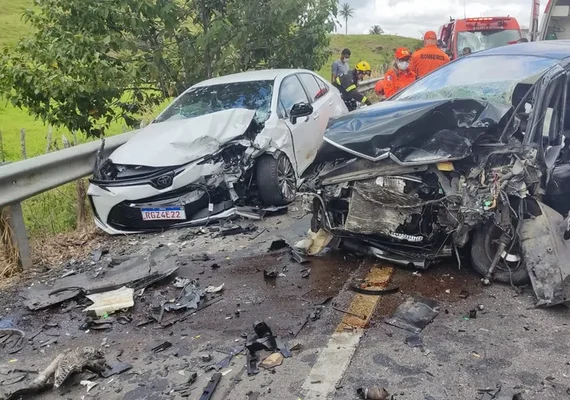Colisão frontal entre carros deixa quatro feridos em Maribondo