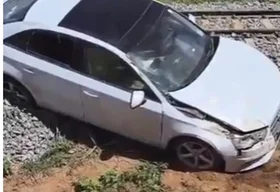 Carro sai da pista em curva e cai sobre linha férrea em Arapiraca