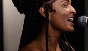 Nique estreia com repertório de memorias para dançar