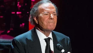 Julio Iglesias é detido em aeroporto por transportar conteúdo suspeito