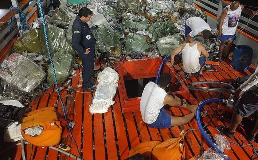 Homem é preso após confessar que fazia segurança de produtos saqueados de barco na Barra de São MIguel