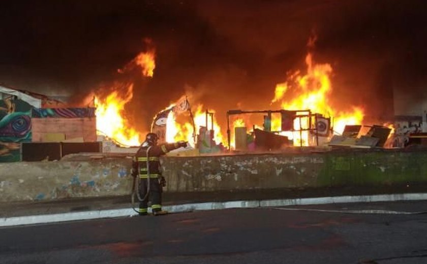 Após conflito com moradores de rua, viaduto em SP é incendiado