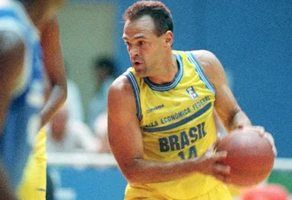 Lenda do basquete mundial, Oscar Schmidt morre aos 68 anos