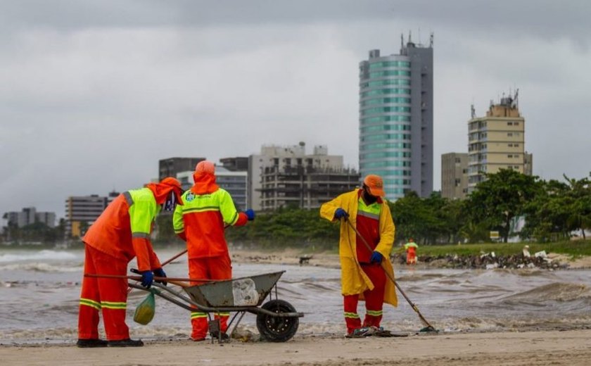 De janeiro a outubro, garis retiraram mais de 7.900 toneladas de lixo da orla marítima