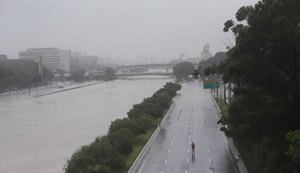 Chuva provoca desmoronamentos, alagamentos e queda de árvores em São Paulo