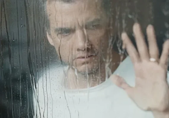 Suspense da Netflix com Wagner Moura ganha trailer dublado