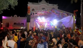 Primeira noite do Carnaval É Massa movimenta Jaraguá com praça lotada e diversidade cultural