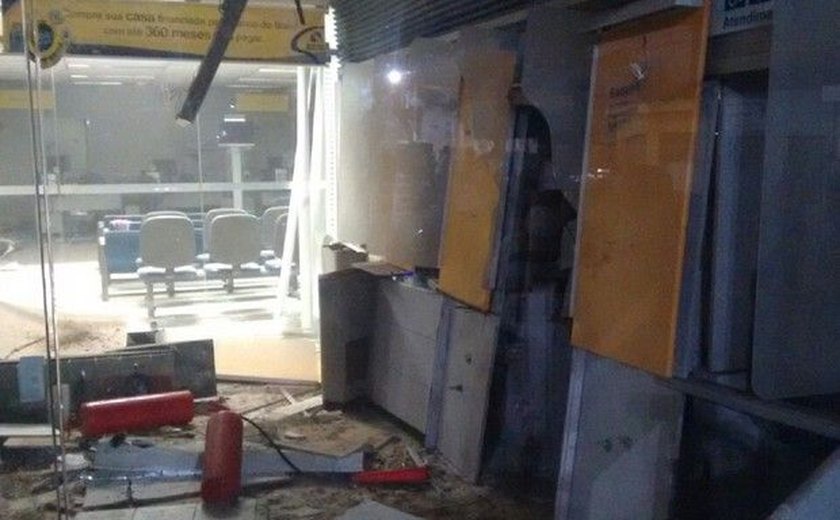 Criminosos explodem caixas eletrônicos de banco em Colônia de Leopoldina