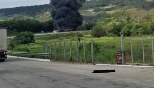 Após colisão entre dois caminhões, princípio de incêndio é registrado na BR-101