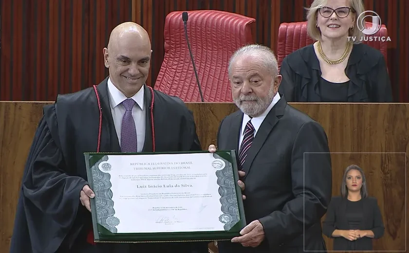 Lula é diplomado pelo TSE, chora e diz que o povo reconquistou a democracia