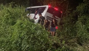 Ônibus com estudantes universitários de Pilar sofre acidente em Marechal Deodoro
