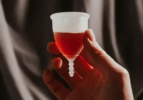 Sangue menstrual é nova tendência de skin care; entenda