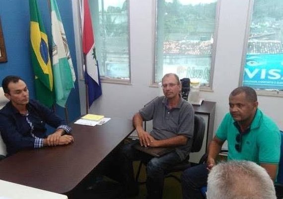 Prefeito de Anadia se reúne com sindicato para discutir salários atrasados