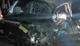 Colisão entre caminhão e van em Atalaia deixa três feridos na noite desta terça