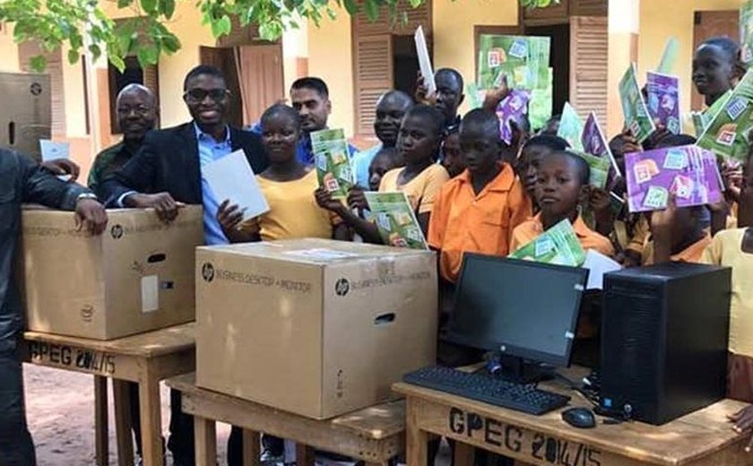 Professor de Gana que ensina computação no quadro-negro ganhou computadores