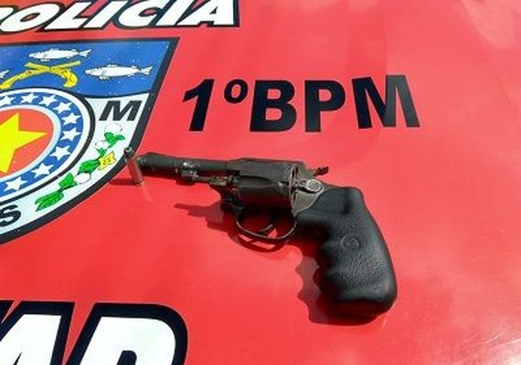 PM prende foragido da Justiça portando arma de fogo no Trapiche, em Maceió