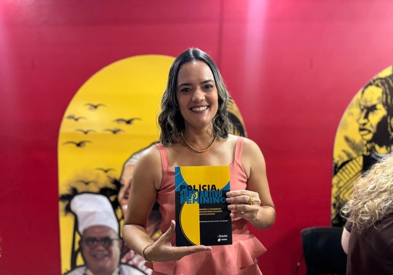 Policial militar alagoana eterniza pioneiras da PM em livro lançado na Bienal