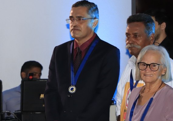 Homenagem à Associação dos Cuidadores de Idosos marca abertura do XXIII CODEJE em Maceió