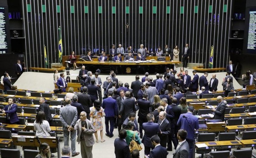 Câmara aprova auxílio de R$ 600 por mês para trabalhadores informais