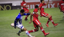 Com dois gols no primeiro tempo, CRB vence CSA, entra no G4 e deixa rival perto do Z4