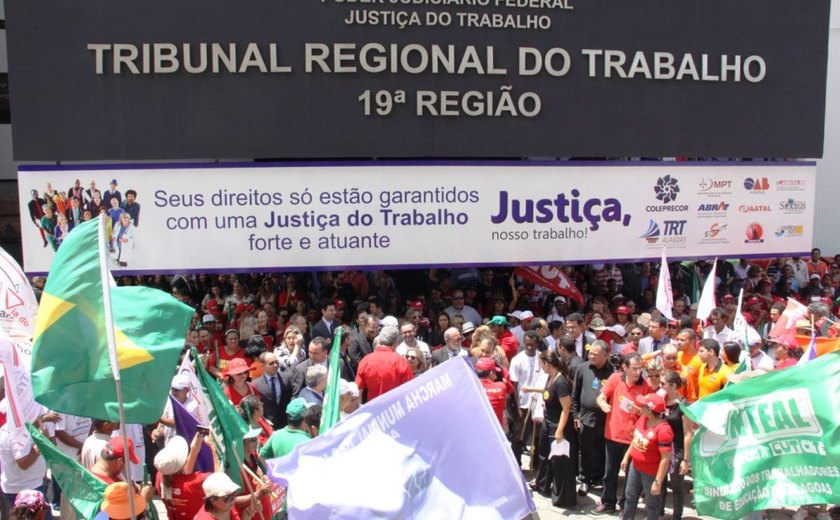 Manifestações marcam luta contra projetos que 'tiram direitos dos trabalhadores'