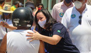 Fabiana Pessoa é recebida com carinho na Canafistula