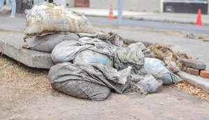 Prefeitura retira 350 kg de areia de sistema de drenagem na Jatiúca