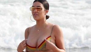 Fim do mito! Kim Kardashian exibe corpo com celulite e 'real' em praia do México